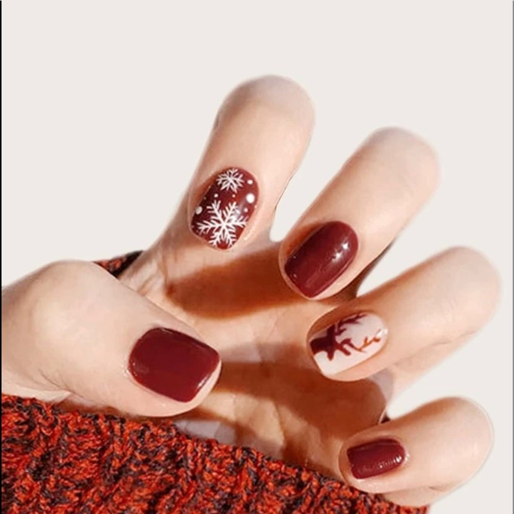 2/16 Snowflake and Deer Nails